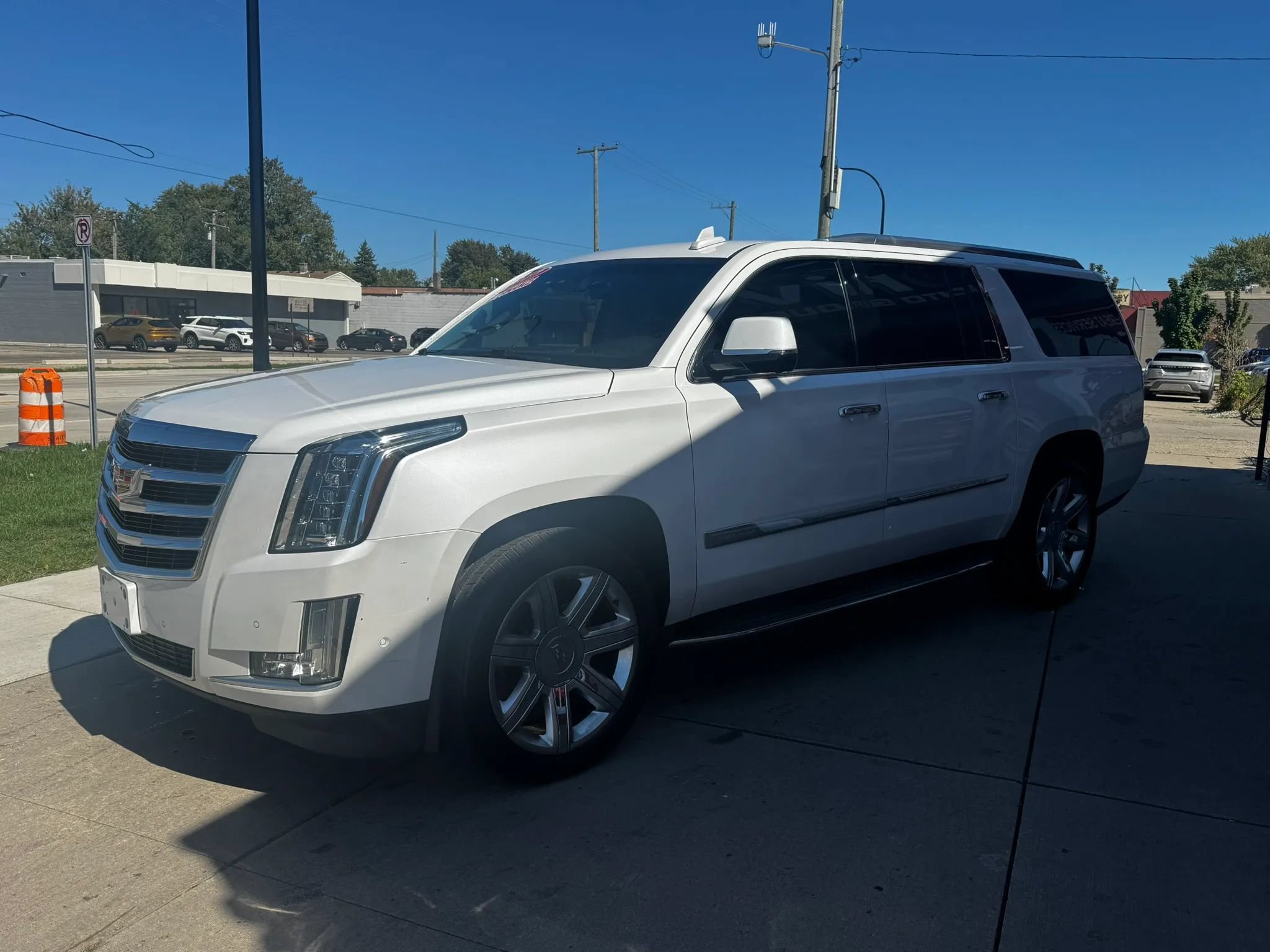 Used 2017 Cadillac Escalade ESV Luxury AWD/4WD image 7