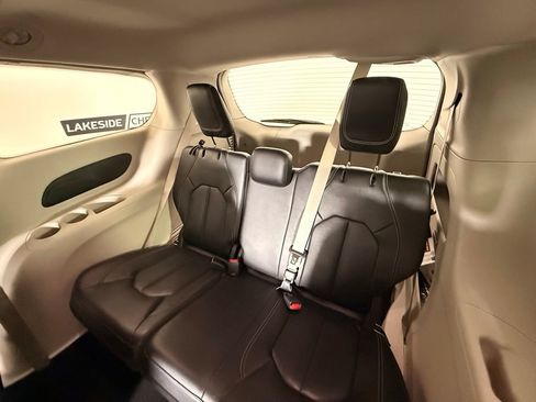 Used 2023 Chrysler Pacifica Touring-L FWD image 48