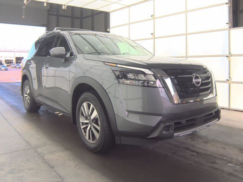 Used 2025 Nissan Pathfinder SL image 4