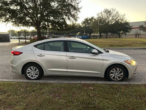 Used 2017 Hyundai Elantra SE image 6
