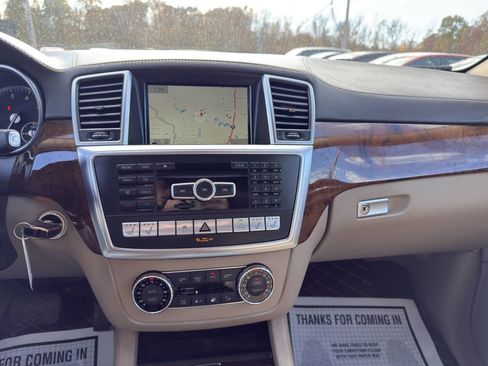 Used 2014 Mercedes-Benz GL 550 4MATIC w/ Driver Assistance Package image 11