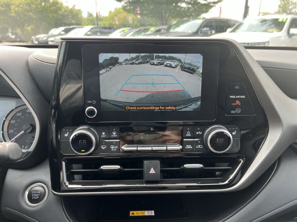 Used 2025 Toyota Highlander XLE AWD/4WD image 19