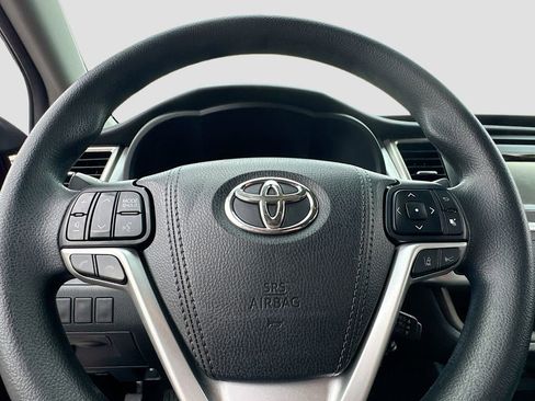 Used 2019 Toyota Highlander LE FWD image 11