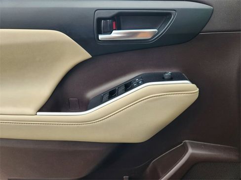 Used 2021 Toyota Highlander XLE FWD image 24