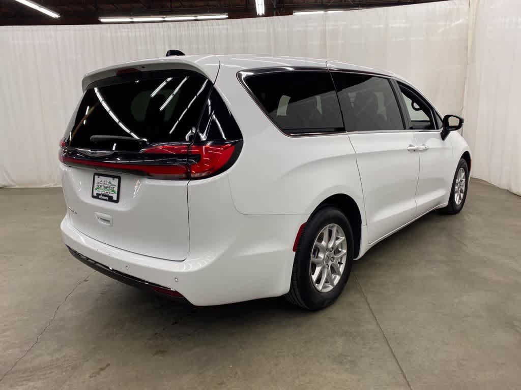 Used 2025 Chrysler Pacifica Select FWD image 6
