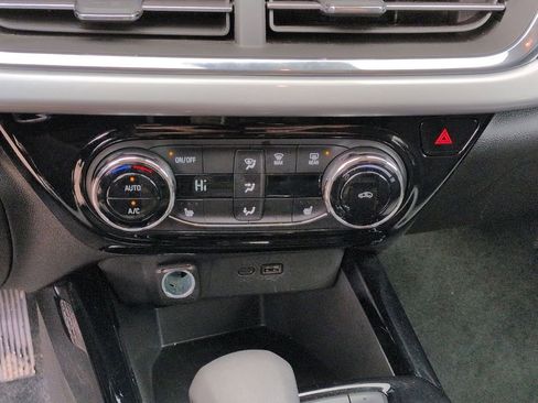 Used 2025 Chevrolet Trax LT w/ LT Convenience Package image 21