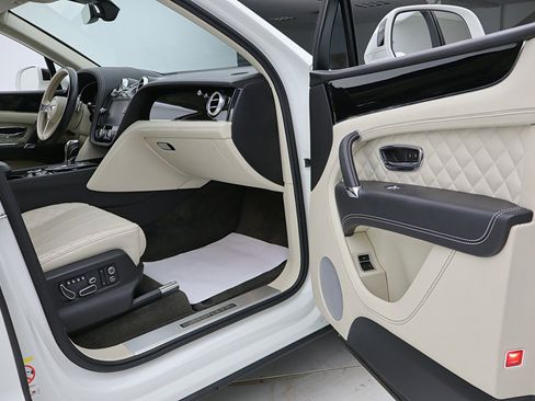 Certified 2017 Bentley Bentayga AWD/4WD image 34
