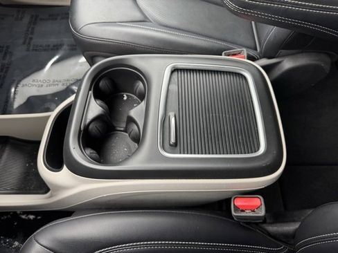 Used 2024 Chrysler Pacifica Touring-L image 19