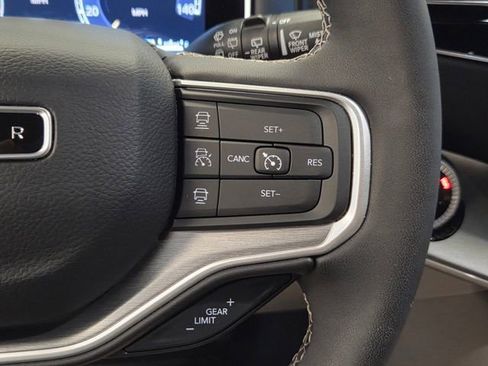 Used 2025 Jeep Wagoneer 4WD image 24