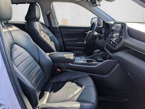 Used 2022 Toyota Highlander XLE AWD/4WD image 22