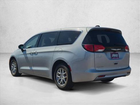 Used 2022 Chrysler Voyager LX FWD image 9