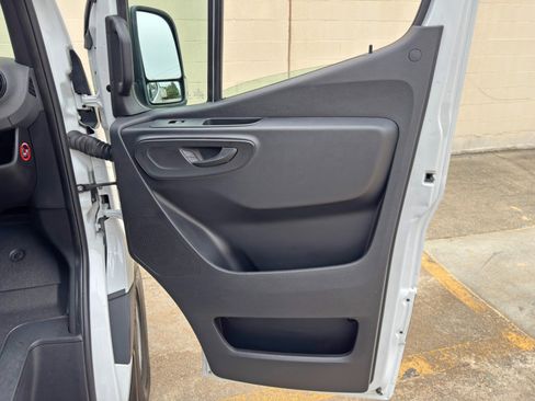 Used 2020 Mercedes-Benz Sprinter 2500 image 37