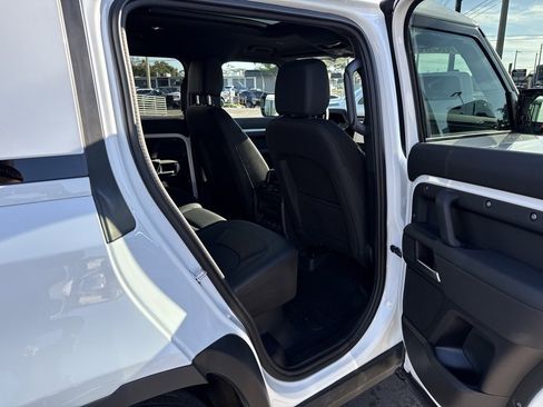 Used 2025 Land Rover Defender 110 S image 31
