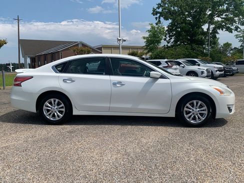 Used 2014 Nissan Altima 2.5 S w/ Sport Value Package FWD image 2