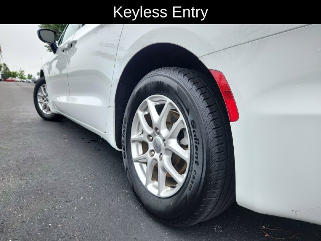 Used 2025 Chrysler Pacifica Select FWD image 17