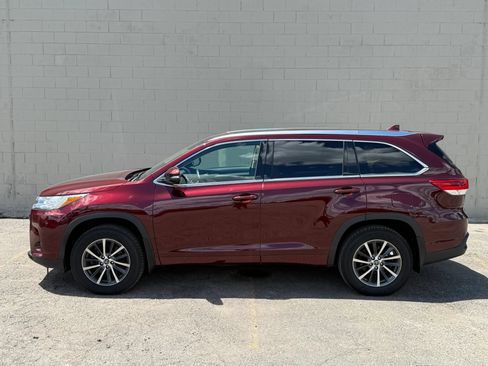 Used 2017 Toyota Highlander XLE w/ Carpet Mat Package AWD/4WD image 3