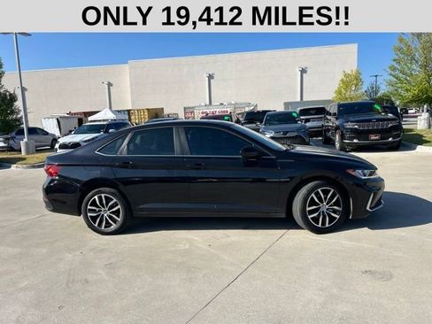 Used 2025 Volkswagen Jetta SE FWD image 2