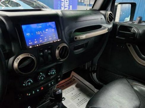 Used 2017 Jeep Wrangler Sahara image 34