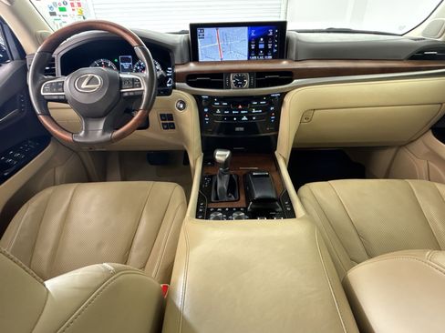 Used 2020 Lexus LX 570 4WD w/ Luxury Package image 31