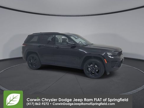 Used 2023 Jeep Grand Cherokee Altitude image 2