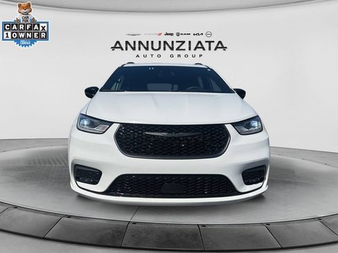 Used 2025 Chrysler Pacifica Limited FWD image 8