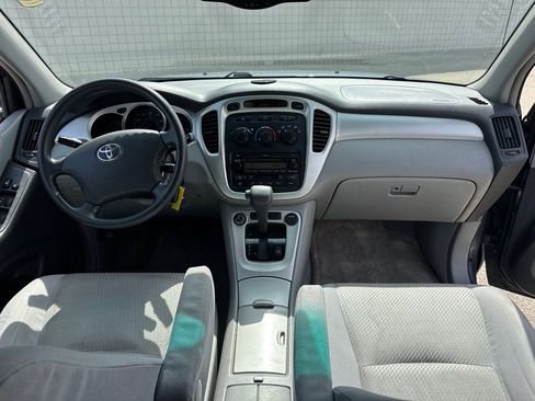 Used 2005 Toyota Highlander 4WD V6 w/ 3rd Row image 7