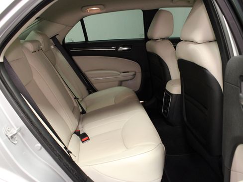 Used 2022 Chrysler 300 Touring L w/ Safetytec Plus Group AWD/4WD image 14