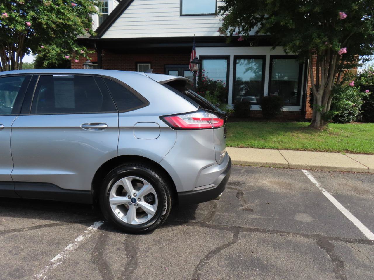 Used 2020 Ford Edge SE FWD image 4