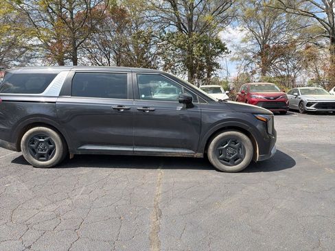 Used 2025 Kia Carnival image 4