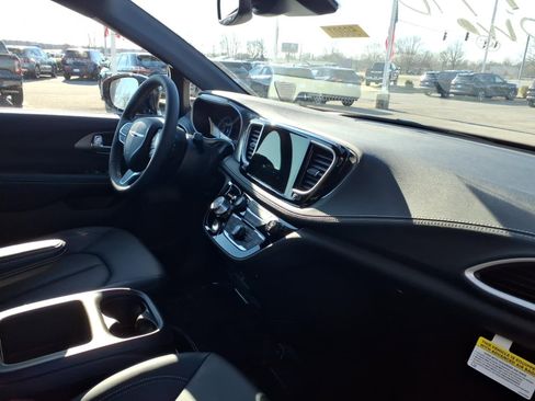 New 2026 Chrysler Pacifica Select image 20