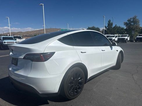 Used 2022 Tesla Model Y Long Range AWD/4WD image 3