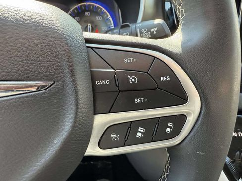 Used 2024 Chrysler Pacifica Touring-L FWD image 23