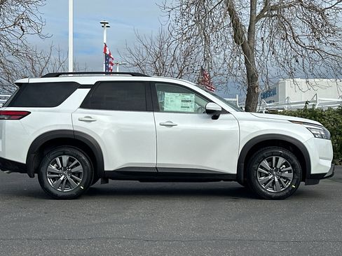 New 2025 Nissan Pathfinder SV image 3