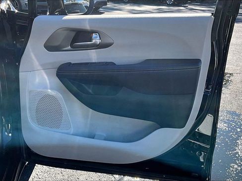 Used 2024 Chrysler Pacifica Touring-L image 27