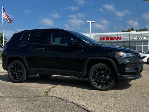 Used 2023 Jeep Compass Latitude w/ Sun and Sound Group AWD/4WD image 1