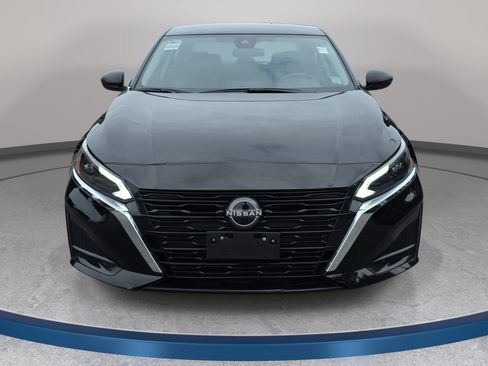 Used 2024 Nissan Altima 2.5 SV FWD image 2