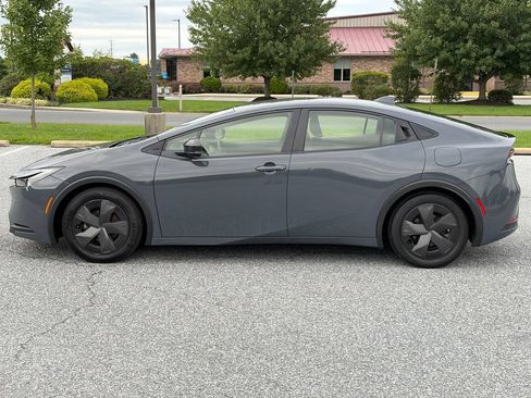 Used 2023 Toyota Prius LE FWD image 5