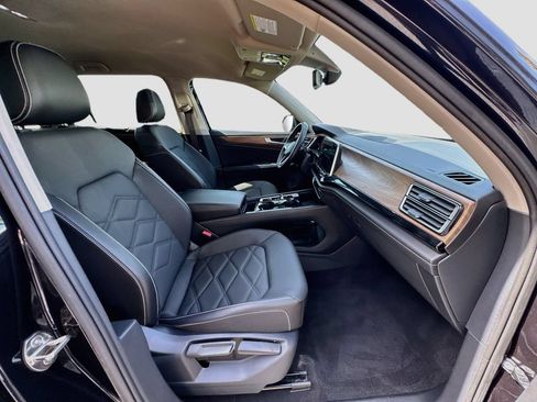Used 2024 Volkswagen Atlas SE w/ Black Wheel Package FWD image 28