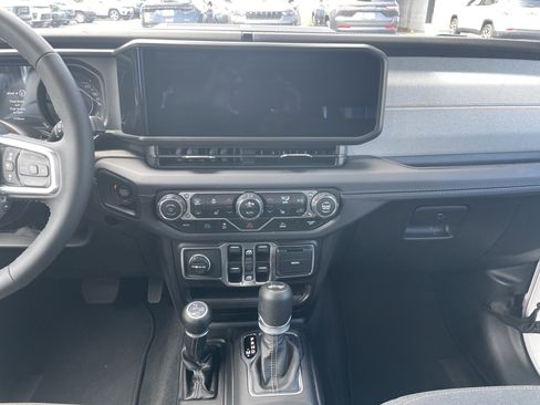 Certified 2025 Jeep Wrangler Unlimited Sahara AWD/4WD image 37