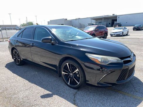 Used 2017 Toyota Camry SE image 4
