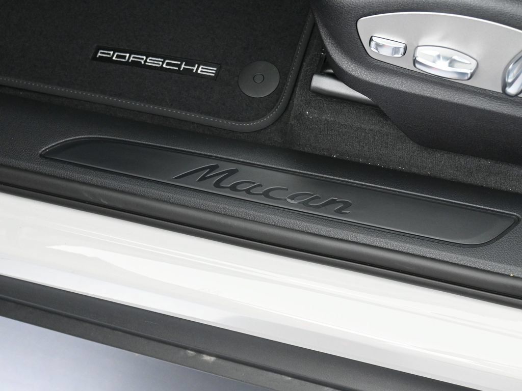 Certified 2026 Porsche Macan AWD/4WD image 16