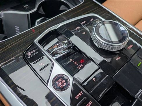 Used 2024 BMW X7 xDrive40i w/ Premium Package image 12