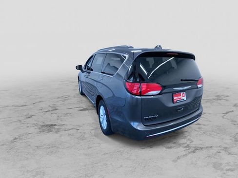 Used 2017 Chrysler Pacifica Touring-L FWD image 8