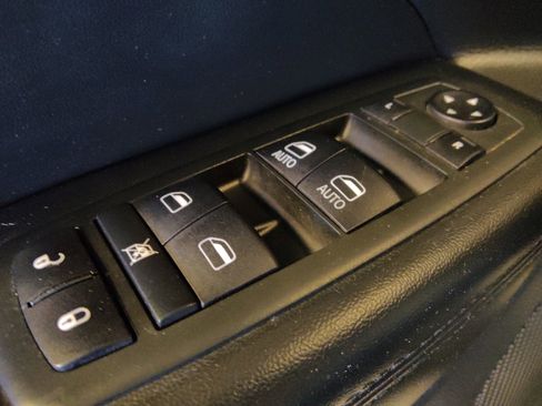 Used 2018 Jeep Grand Cherokee Altitude image 27