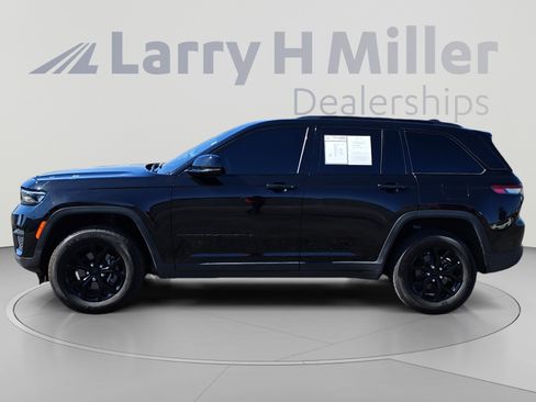 Used 2025 Jeep Grand Cherokee Altitude AWD/4WD image 2