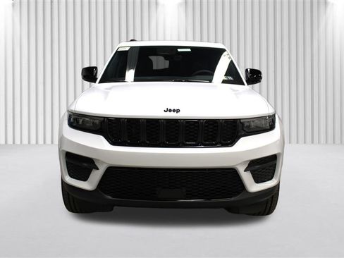 New 2025 Jeep Grand Cherokee Altitude image 39