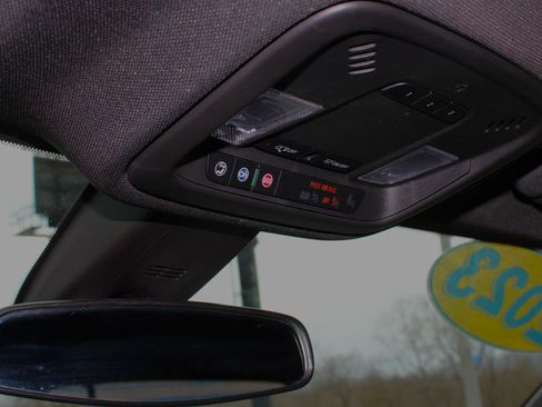 Used 2023 Chevrolet Traverse LT image 30