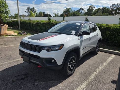 Used 2025 Jeep Compass Trailhawk w/ Trailhawk Convenience Group AWD/4WD image 3
