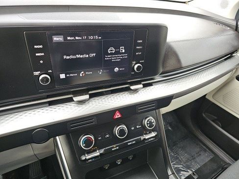 Used 2022 Kia Carnival LX image 23
