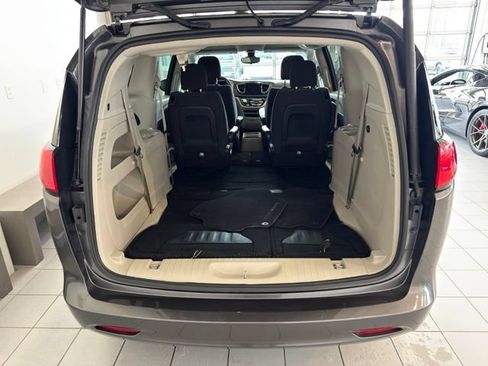Used 2017 Chrysler Pacifica Touring FWD image 32